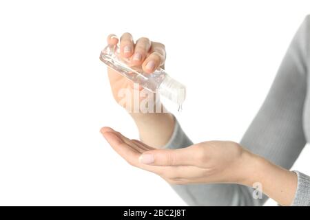 Nahaufnahme der Hände der Frau mit Handdesinfiziergel, das auf weißem Hintergrund isoliert ist Stockfoto