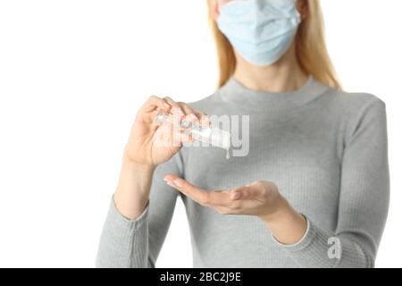 Vorderansicht Nahaufnahme der Frau mit Schutzmaske mit Händededesinfektionsmittel Vermeidung von Ansteckungen auf weißem Hintergrund Stockfoto