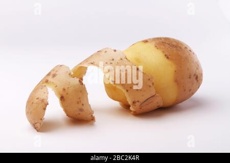 Geschälte Kartoffel isoliert auf weißem Hintergrund Stockfoto