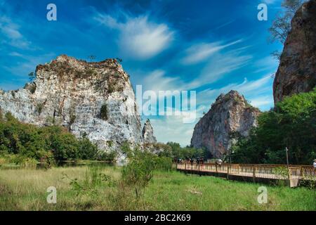 Khao Ngu Rock Park, der Name Khao Ngu bedeutet Hügel von Schlangen. Einheimische glauben, dass in der Gegend Schlangen leben, aber heutzutage ist ein touristischer Ort für den dreitägigen Tag Stockfoto