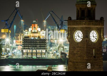 Kreuzfahrtschiff im Dock an den Hamburger Landungsbrücken in der Nacht Stockfoto