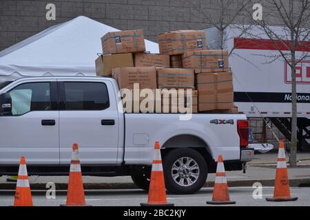 Worcester, Massachusetts, USA. April 2020. Ein Anhänger und Pickup-Truck für den Notfalldienst in der Nähe des Sport- und Kongresszentrums DCU Center, in dem während des Covid-19-Virus-Notfalls ein Notkrankenhaus eingerichtet wurde. Kredit: Kenneth Martin/ZUMA Wire/Alamy Live News Stockfoto