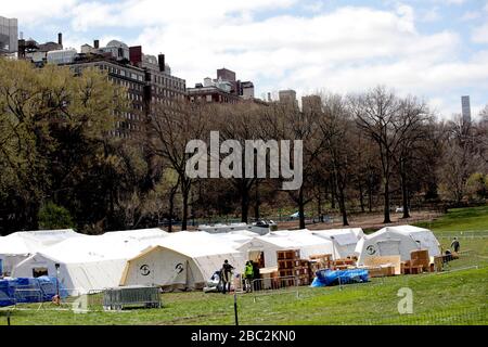 New York City, New York, USA. April 2020. Die im Glauben ansässige Organisation Samaritan's Purse in Zusammenarbeit mit dem Mount Sinai Health System, der Stadt New York, Staatsbeamten sowie der Federal Emergency Management Agency (FEMA) hat ein 68-Bett-Notdienstkrankenhaus im Central Park neben dem Mount Sinai Hospital eingerichtet. Zusätzliche spezialisierte Betreuung für die Opfer der COVID-19-Pandemie. Kredit: G. Ronald Lopez/ZUMA Wire/Alamy Live News Stockfoto