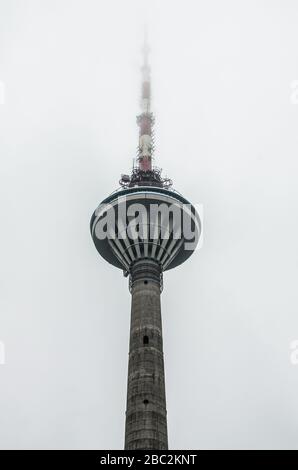Fernsehturm von Tallinn im Nebel. Tallinn, Estland Stockfoto