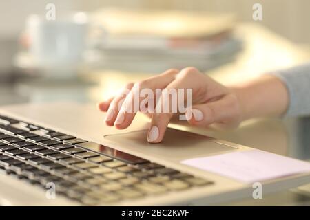 Nahaufnahme der Frau mit einem Laptop mit Touchpad auf einem Schreibtisch zu Hause Stockfoto