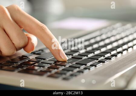 Nahaufnahme der Hände einer Frau Drücken Sie die ENTER-Taste auf einer Tastatur Stockfoto