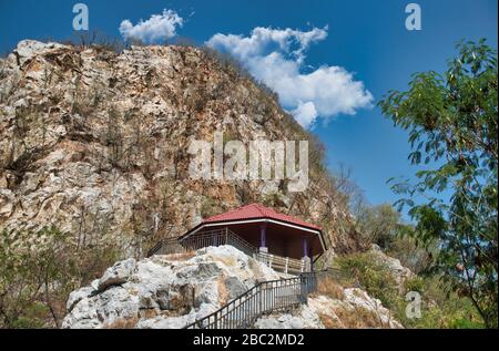 Khao Ngu Rock Park, der Name Khao Ngu bedeutet Hügel von Schlangen. Einheimische glauben, dass in der Gegend Schlangen leben, aber heutzutage ist ein touristischer Ort für den dreitägigen Tag Stockfoto