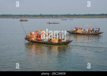 Eine Tauchfeier in Durga Puja über die Grenze zu India-Bangladesch am letzten Puja-Tag. Stockfoto