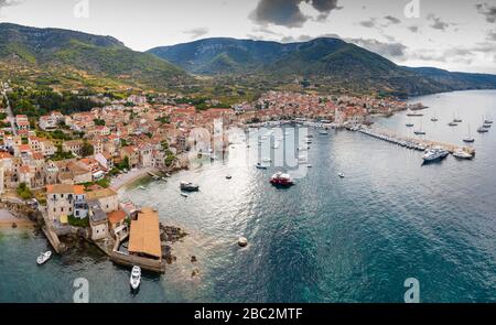 Luftpanorama über die Stadt Komiza - eine der zahlreichen Hafenstädte in Kroatien, ist eine Menge Segelboote einer Regatta, orangefarbene Dächer von Häusern, ein Stockfoto