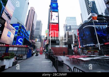 Empty Times Square New York City, April 1.2020 Einzelwächter in Broadway Ticket Verkaufsfläche Treppenstufen Stockfoto