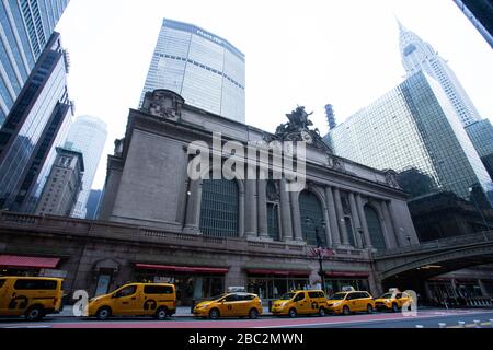 Taxi-Taxis vor dem großen Hauptbahnhof NYC, um Passagiere während des Covid9 leer und ruhig März 28.2020 abholen Stockfoto