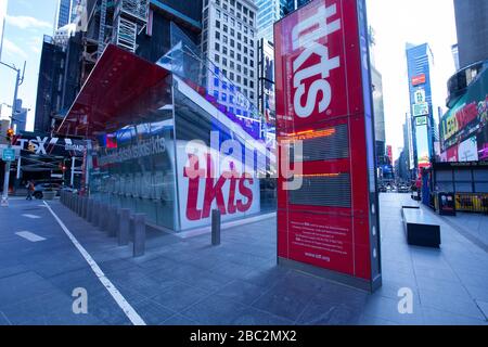 Broadway Ticketkabinen auf einem leeren Times Square während der Coronavirus Pandemie Stockfoto