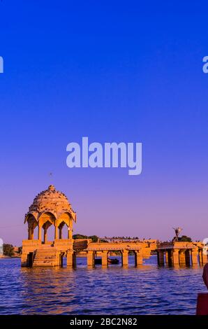 JAISALMER, INDIEN - 29. NOVEMBER 2019: Der riesige Gadisar-See am Rande der Jaisalmer Stadt, viele Tempel, Gateways, Ghats und Pavillons an diesem See. Stockfoto