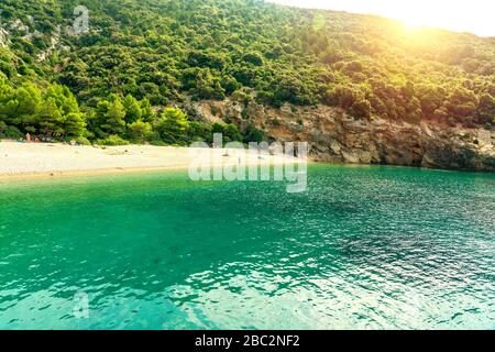 Versteckte Lubenice Beach in Insel Cres Kroatien mit kristallklarem, türkisfarbenem Wasser Stockfoto