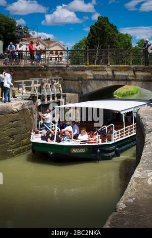 Boote, die die Schleuse am Pont Marengo am Canal du MIDI bei Carcassonne Aude France passieren Stockfoto