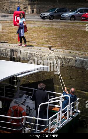 Boote, die die Schleuse am Pont Marengo am Canal du MIDI bei Carcassonne Aude France passieren Stockfoto