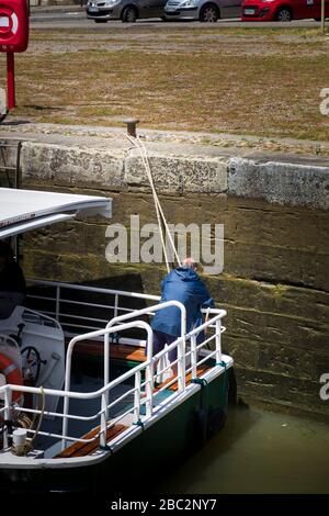 Boote, die die Schleuse am Pont Marengo am Canal du MIDI bei Carcassonne Aude France passieren Stockfoto