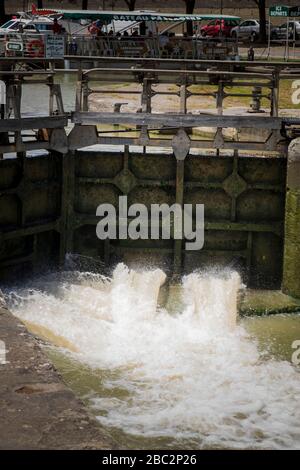 Boote, die die Schleuse am Pont Marengo am Canal du MIDI bei Carcassonne Aude France passieren Stockfoto