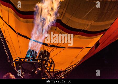 Flammen im Brenner aus einem Heißluftballon Stockfoto