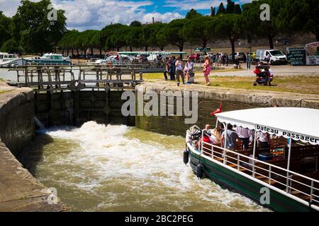 Boote, die die Schleuse am Pont Marengo am Canal du MIDI bei Carcassonne Aude France passieren Stockfoto