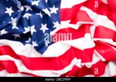Der Hintergrund der US-Flagge ist für die Gestaltung verschwommen. Amerikanische Nationalflaggen als Symbol für Demokratie, Patriot, US-Memorial Day oder 4. Juli. Markierung für die Struktur der Nahaufnahme Stockfoto
