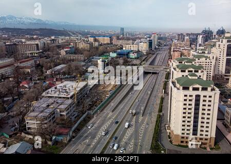 Almaty, Kasachstan - 26. MÄRZ 2020: Stadt in Quarantäne. Geringer Autoverkehr auf der zentralen Autobahn, Al-Farabi Avenue Stockfoto