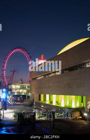 Nachtansicht der Royal Festival Hall, Southbank Center, Belvedere Road, Bishop's, London SE1 8XX von Robert Matthew und Leslie Martin Allies Morrison Stockfoto