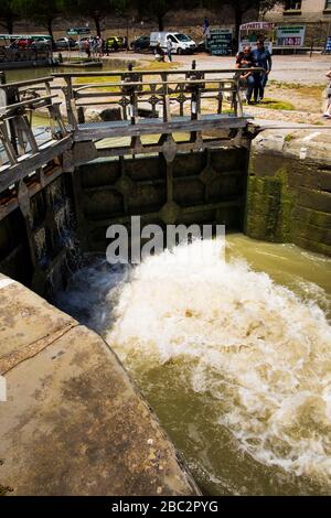 Boote, die die Schleuse am Pont Marengo am Canal du MIDI bei Carcassonne Aude France passieren Stockfoto