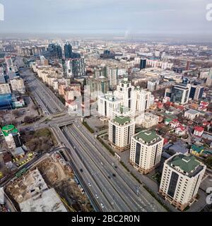 Almaty, Kasachstan - 26. MÄRZ 2020: Stadt in Quarantäne. Geringer Autoverkehr auf der zentralen Autobahn, Al-Farabi Avenue Stockfoto