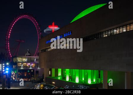 Nachtansicht der Royal Festival Hall, Southbank Center, Belvedere Road, Bishop's, London SE1 8XX von Robert Matthew und Leslie Martin Allies Morrison Stockfoto