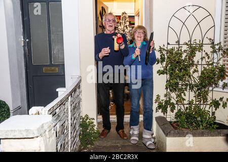 Klatschen Sie für unsere Betreuer in South Wimbledon, London, England, Großbritannien. April 2020. Heute Abend wird die Nation im Rahmen der Kampagne "Clap for Our Carers" wieder zusammenkommen und die Bemühungen der NHS-Mitarbeiter erkennen, die jeden Tag gegen die Coronavirus-Pandemie kämpfen. Kredit: Jeff Gilbert/Alamy Live News Stockfoto