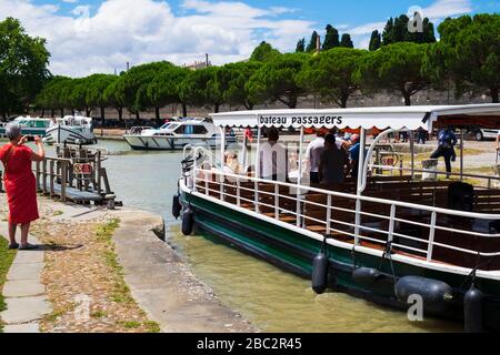 Boote, die die Schleuse am Pont Marengo am Canal du MIDI bei Carcassonne Aude France passieren Stockfoto