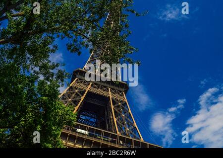 Blick von der Unterseite des Eiffelturms. Paris, Frankreich Stockfoto