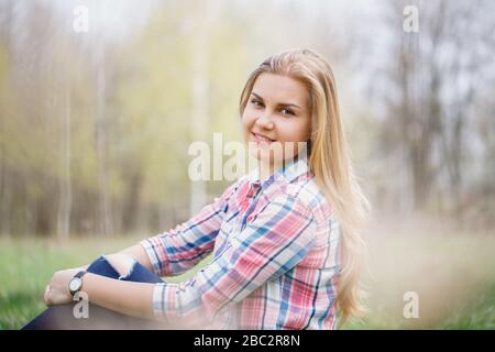 Schönes Mädchen in blühenden Bäumen im Frühjahr. Helle Sonne und Natur Stockfoto