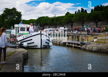 Boote, die die Schleuse am Pont Marengo am Canal du MIDI bei Carcassonne Aude France passieren Stockfoto