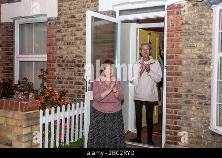 Klatschen Sie für unsere Betreuer in South Wimbledon, London, England, Großbritannien. April 2020. Heute Abend wird die Nation im Rahmen der Kampagne "Clap for Our Carers" wieder zusammenkommen und die Bemühungen der NHS-Mitarbeiter erkennen, die jeden Tag gegen die Coronavirus-Pandemie kämpfen. Kredit: Jeff Gilbert/Alamy Live News Stockfoto