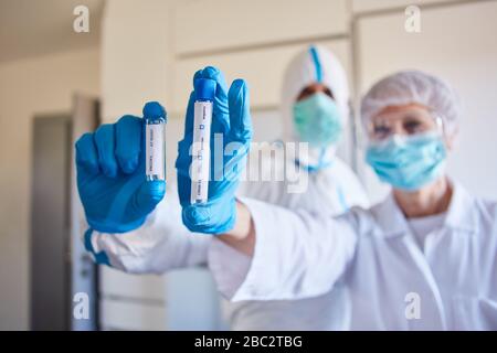 Covid-19 Schnelltest und Impfstoff in der Coronavirus-Krise mit den Forschern im Labor Stockfoto