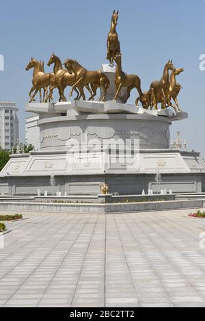 TURKMENISTAN, ASHGABAT - 29. April 2015: Akhal Teke Pferdedenkmal. Vorderansicht. Stockfoto