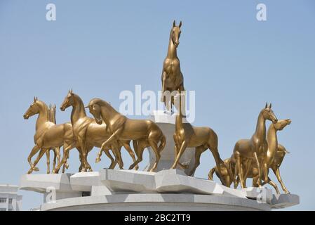 TURKMENISTAN, ASHGABAT - 29. April 2015: Akhal Teke Pferdedenkmal. Vorderansicht. Stockfoto