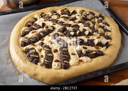 Chodsky Kolac - traditioneller tschechischer Süßkuchen aus Hefeteig, dekoriert mit gemahlenen Mohnsamen und Quark, im Ofen gebacken Stockfoto