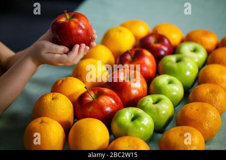 Auf dem Tisch liegen helle und frische Früchte Stockfoto