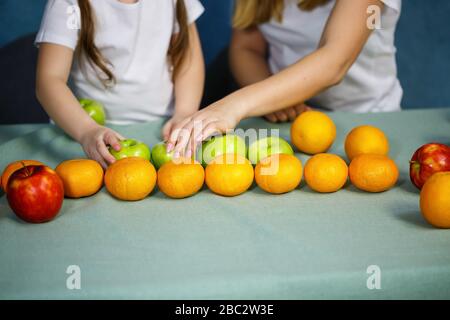 Auf dem Tisch liegen helle und frische Früchte Stockfoto