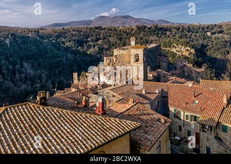 Herrliche Aussicht auf das historische Zentrum und den Masso Leopoldino di Sorano von der Festung Orsini, Grosseto, Toskana, Italien Stockfoto