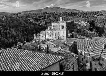 Herrliche Aussicht auf das historische Zentrum und den Masso Leopoldino di Sorano von der Festung Orsini, Grosseto, Toskana, Italien, in Schwarzweiß Stockfoto