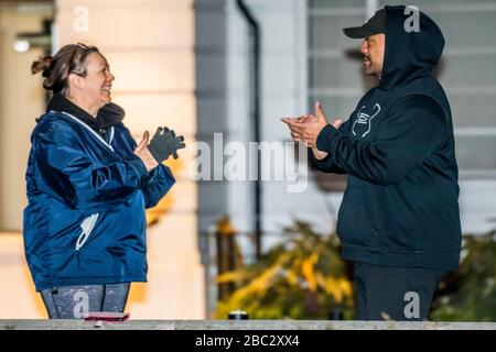 London, Großbritannien. April 2020. Die Menschen lehnen sich aus ihren Fenstern, im High Trees House, ab, um Unterstützung für die NHS und andere wichtige Arbeiter zu zeigen. Der "Lockdown" geht in Clapham - Coronavirus (Covid 19) Ausbruch in London weiter. Credit: Guy Bell/Alamy Live News Stockfoto