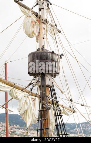 Geräte von einem alten Segelschiff - ein Mast, Mast, rot-weiße Segel, Seile. Stockfoto