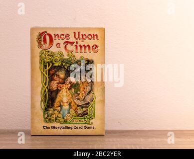 "Once Upon a Time", Geschichtenerspiel für bis zu sechs Spieler. Box steht auf einer grauen und weißen Oberfläche Stockfoto