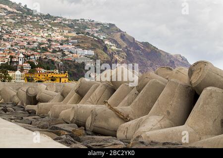 Offshore-Wellensicherungsbauten, stationäre Wellenbrecher, an der Promenade von Funchal, Madeira Stockfoto