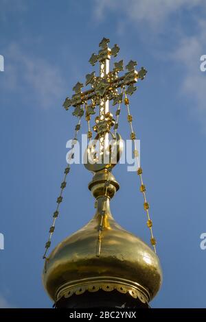 Ein goldenes orthodoxen Kreuz auf einem Gipfel der russischen Kirche. Stockfoto