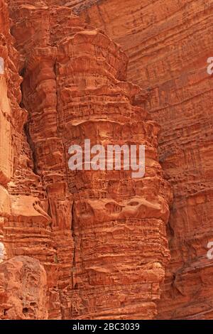 Dramatische Muster auf einer Klippe aus Sandstein im Wadi Rum in Jordanien Stockfoto